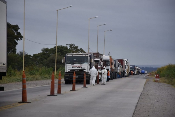 Camioneros cumplen estrictas normas de seguridad para ingresar a Jujuy