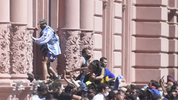 Suspendieron velatorio de Maradona por descontrol y desmanes