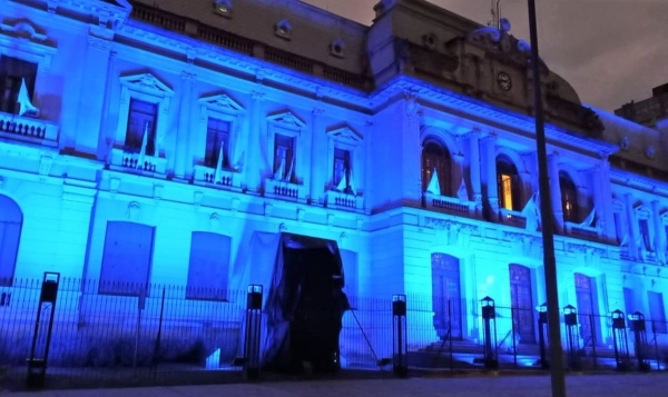Casa de Gobierno y el Complejo Ministerial iluminados por Malvinas