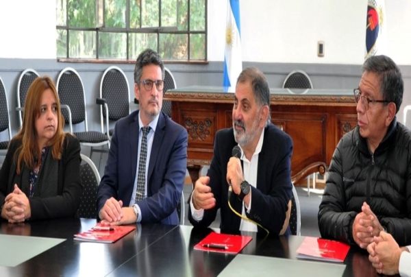 Firma de convenios por pr&aacute;cticas profesionales