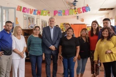 El Gobernador visit&oacute; el Hogar Escuela y salud&oacute; a ni&ntilde;os y docentes