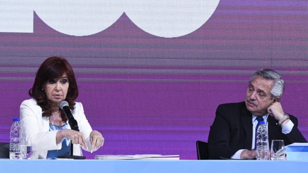 Cristina aprovech&oacute; el acto para criticar al due&ntilde;o de Techint, el principal aliado de Alberto