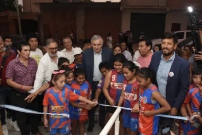 Morales inaugur&oacute; vestuarios y sanitarios del Club Comercio de Alto Comedero