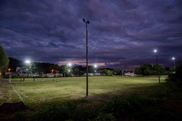 Inauguran iluminación de un polideportivo en Campo Verde