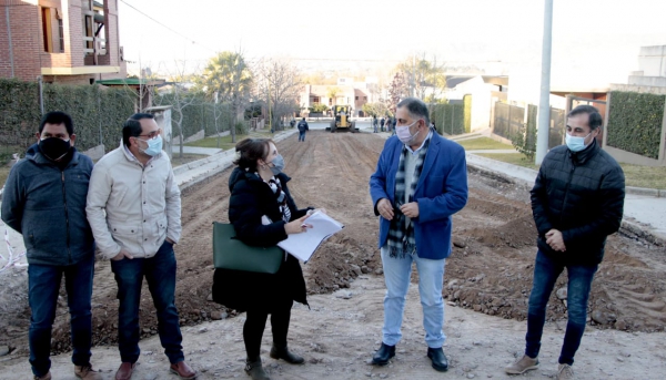Vecinos y municipio avanzan en la ejecuci&oacute;n de pavimentaci&oacute;n en el b&deg; Bajo la Vi&ntilde;a