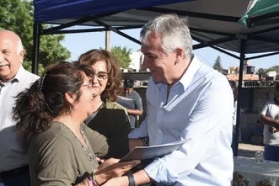 El gobernador Morales entreg&oacute; decretos de adjudicaci&oacute;n de lotes a vecinos de La Isla