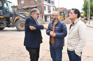 Jorge recorri&oacute; obras de pavimentaci&oacute;n en barrio Mariano Moreno
