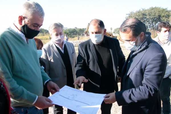 Municipio y vecinos construyen un Polideportivo