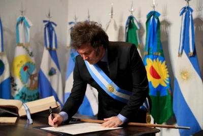 Javier Milei sell&oacute; su firma en el Pacto de Mayo junto a 19 gobernadores y dos ex presidentes