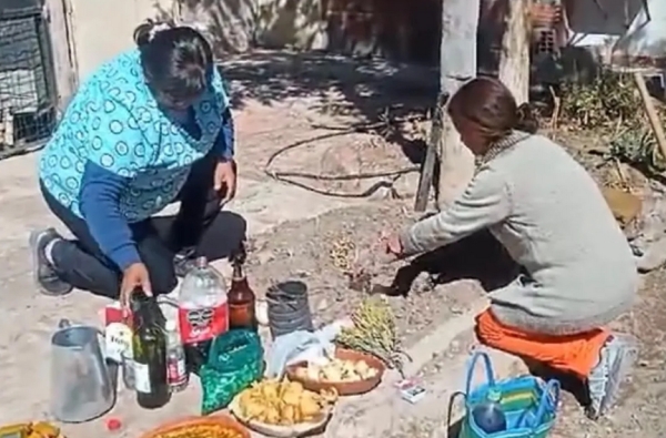 Personas mayores rinden homenaje a la Pachamama