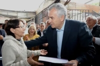 Perico: Morales entreg&oacute; subsidios a familias afectadas por incendio en la feria minorista Virgen del Valle