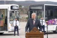 Morales present&oacute; el prototipo de bus el&eacute;ctrico con bater&iacute;as de litio