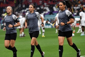 La &aacute;rbitra francesa St&eacute;phanie Frappart hace historia en Qatar 2022