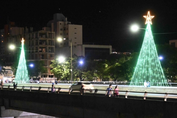 La capital juje&ntilde;a se prepara para la Navidad con la instalaci&oacute;n de ornamentaci&oacute;n lum&iacute;nica