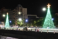 La capital juje&ntilde;a se prepara para la Navidad con la instalaci&oacute;n de ornamentaci&oacute;n lum&iacute;nica