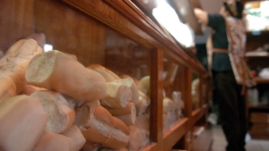 Analizan c&oacute;mo contener la suba de la harina, que afecta la producci&oacute;n de los panaderos