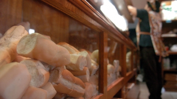 Analizan c&oacute;mo contener la suba de la harina, que afecta la producci&oacute;n de los panaderos