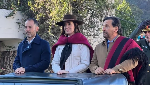 Villarruel se diferenci&oacute; de los diputados libertarios y particip&oacute; del acto por G&uuml;emes con el gobernador S&aacute;enz