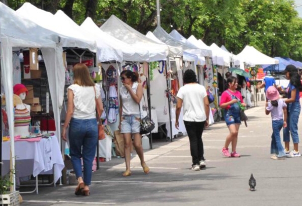 Feria de los Santos y Fieles Difuntos sobre avenida 19 de Abril
