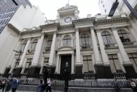 El Banco Central vendi&oacute; USD 599 millones por compras atrasadas de automotrices que esperaron el fin del Impuesto PAIS