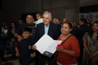 Morales: "Estos decretos de adjudicaci&oacute;n certifican y garantizan la tenencia de sus hogares"
