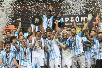 En un final escandaloso, Racing se llev&oacute; en el suplementario el trofeo de Campeones