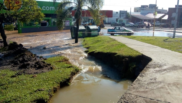 Se rompi&oacute; un acueducto en barrio Ciudad de Nieva