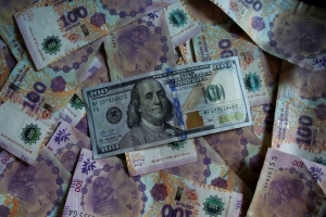 Restricciones y m&aacute;s controles a la compra de d&oacute;lares