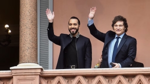 Milei salud&oacute; con Bukele desde el balc&oacute;n de la Casa Rosada: &ldquo;Vamos a lograr cosas muy buenas para nuestros pa&iacute;ses&rdquo;