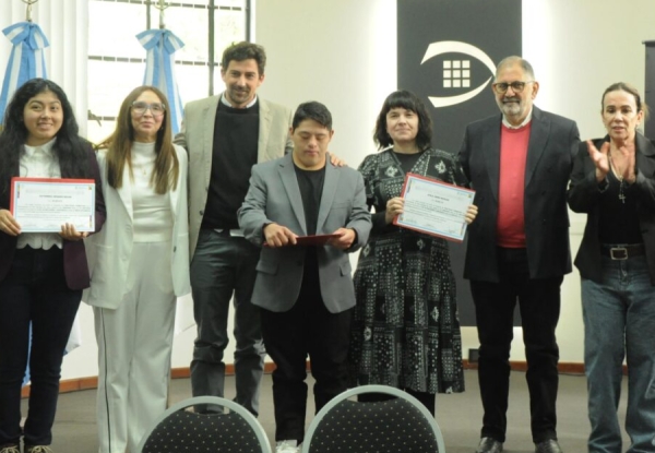 Jorge entreg&oacute; certificados a j&oacute;venes de la Asociaci&oacute;n Todos Juntos