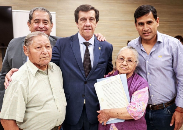 Entregaron escrituras a m&aacute;s de 50 familias