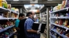 Las ventas en comercios minoristas bajaron 0,9% en febrero, seg&uacute;n la CAME