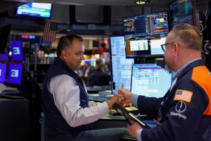Jornada financiera: las acciones argentinas cayeron hasta 6% en Wall Street, pero el riesgo país volvió a bajar