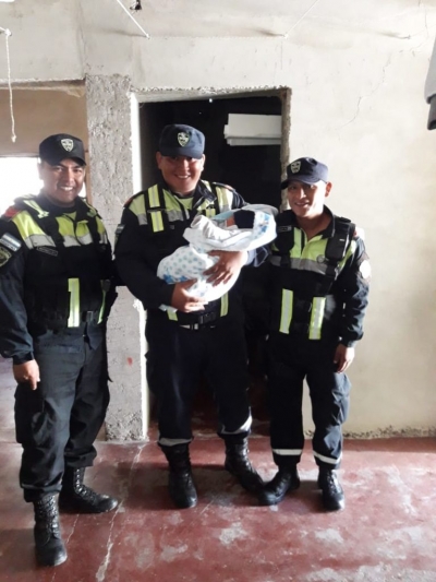 POLIC&Iacute;AS RECONOCIDOS POR AYUDAR A UNA MUJER A DAR A LUZ