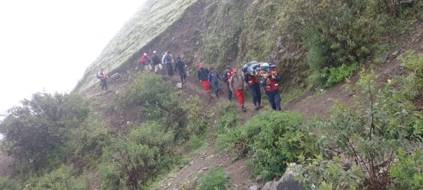 Bomberos caminaron horas para asistir a dos mujeres de El Durazno