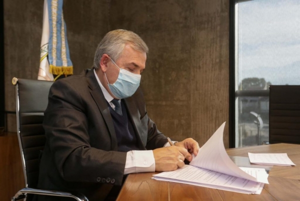 Morales firm&oacute; un pr&eacute;stamo de 2.500 millones de pesos para la provincia