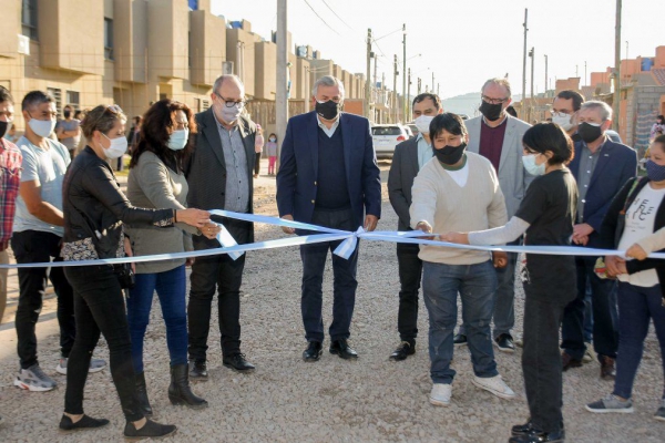 Morales entreg&oacute; 41 viviendas en Alto Comedero