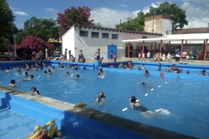 Clases de nataci&oacute;n y pileta libre en el natatorio &ldquo;Miguel &Aacute;ngel L&oacute;pez&ldquo; de Almirante Brown