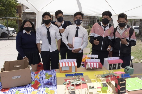 La ministra Bovi recorri&oacute; exposiciones de la Escuela Marina Vilte