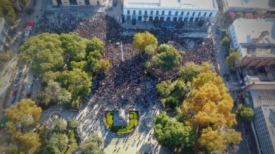 Milei no pudo llenar la plaza de C&oacute;rdoba y dej&oacute; en un lugar inc&oacute;modo a Llaryora