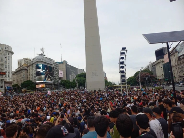 Miles de personas se reunieron en el Obelisco para despedir a Akira Toriyama, el creador de Dragon Ball