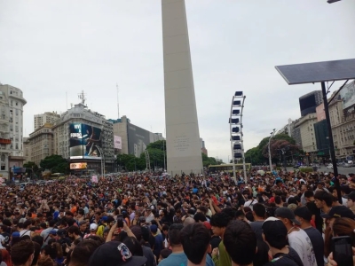 Miles de personas se reunieron en el Obelisco para despedir a Akira Toriyama, el creador de Dragon Ball