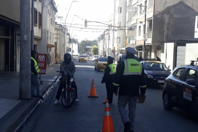 Controles de tr&aacute;nsito en el centro de la ciudad