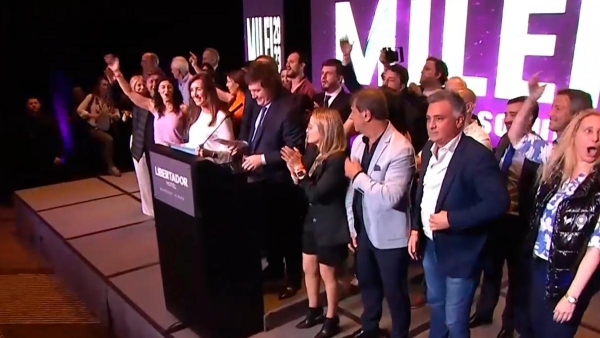 Milei se mostr&oacute; dispuesto a negociar con JxC para "terminar con el kirchnerismo"