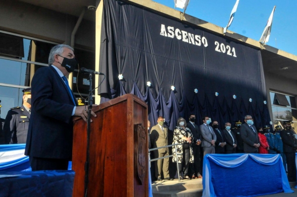 Morales otorg&oacute; el ascenso a 1.756 polic&iacute;as de la provincia