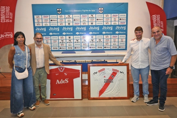 El municipio capitalino donó camisetas autografiadas al Club Gimnasia y Esgrima de Jujuy para su Museo