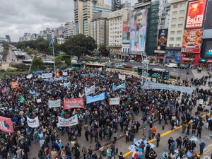 La comunidad científica marchó al Obelisco y reclamó por la falta de financiamiento: “Estamos viviendo un cientificidio”