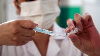 Cuáles serán los primeros grupos de docentes en recibir la vacuna