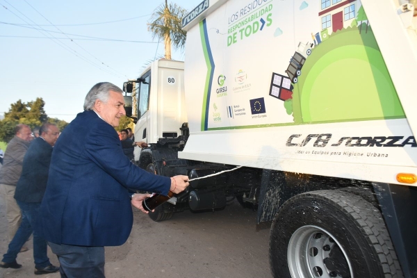 Santa Clara: Morales entreg&oacute; un cami&oacute;n compactador de residuos