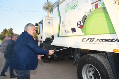 Santa Clara: Morales entreg&oacute; un cami&oacute;n compactador de residuos